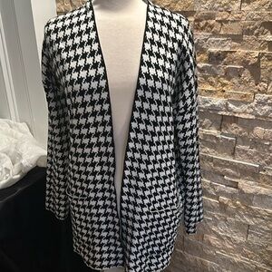 Cyrus women’s size medium two pocket houndstooth sweater/duster